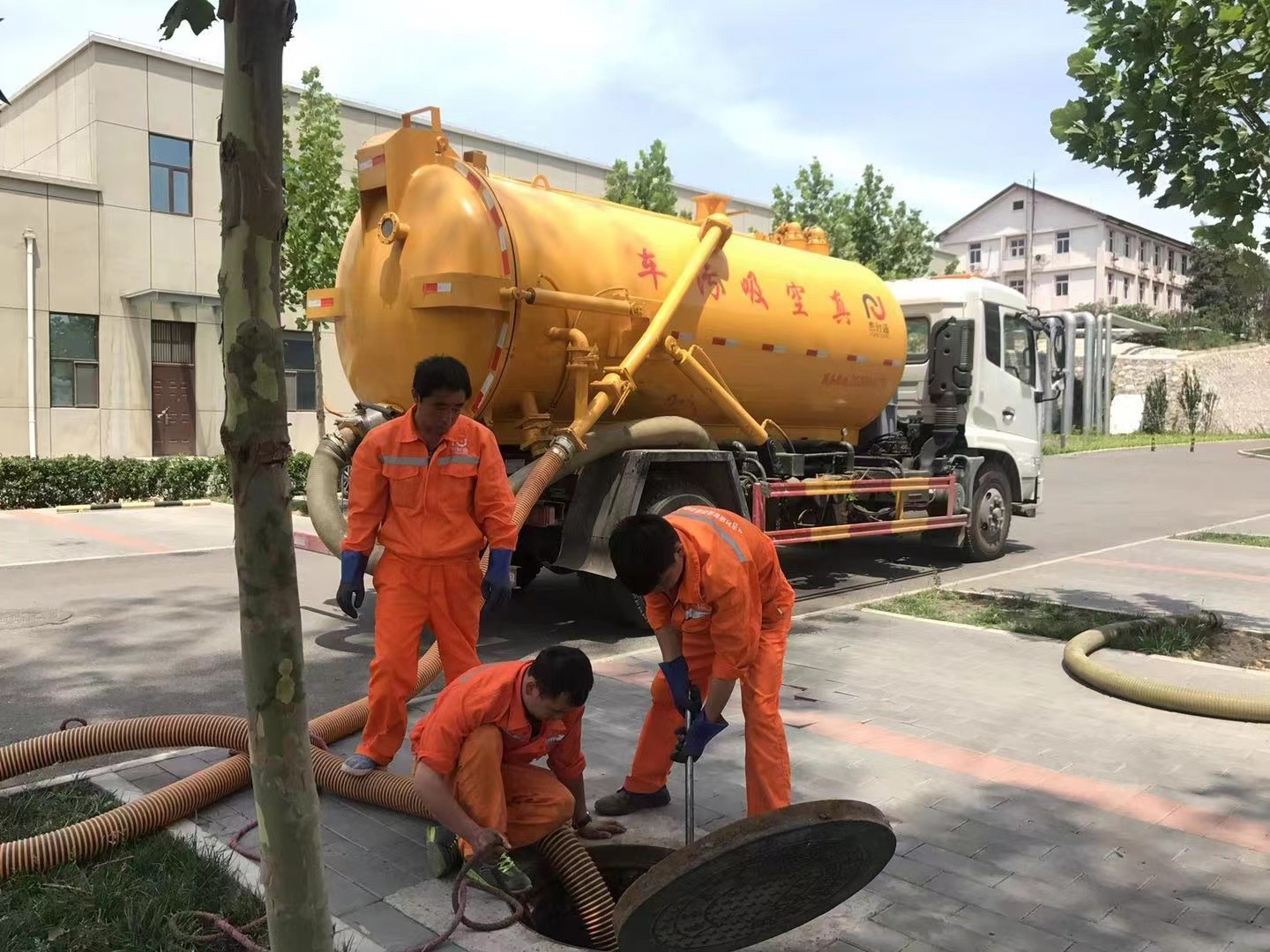 陇南管道疏通车停在窨井附近